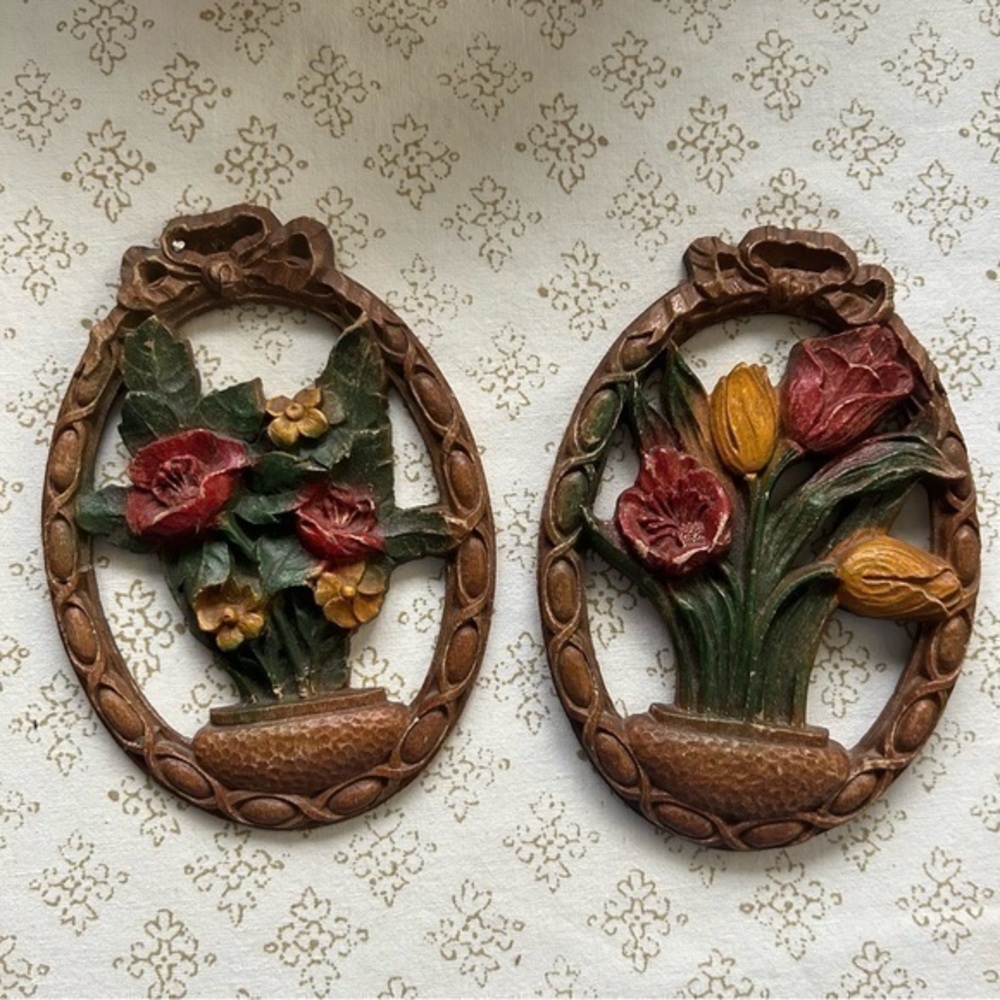 VINTAGE 1940s SYROCO SET of 2 COLORFUL OVAL WALL PLAQUES